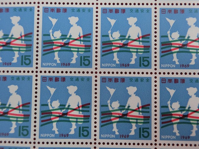 15円切手　横断する母子