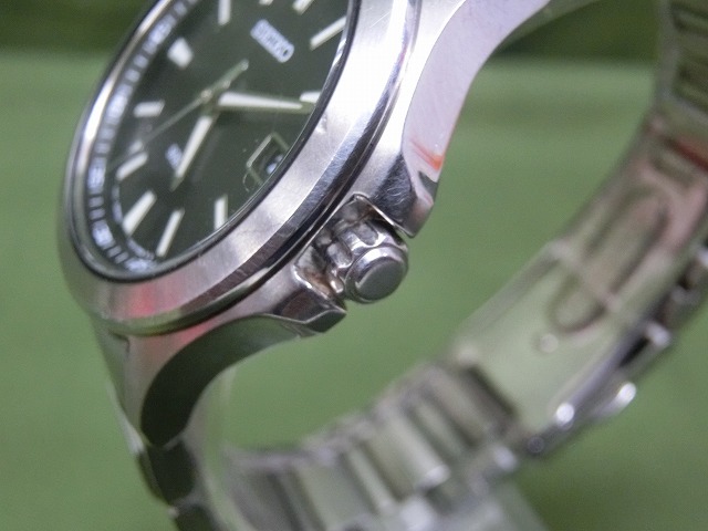 【美品】セイコー ソーラー デイト SS 黒文字盤 QZ クォーツ メンズ 腕時計 V147-0AR0