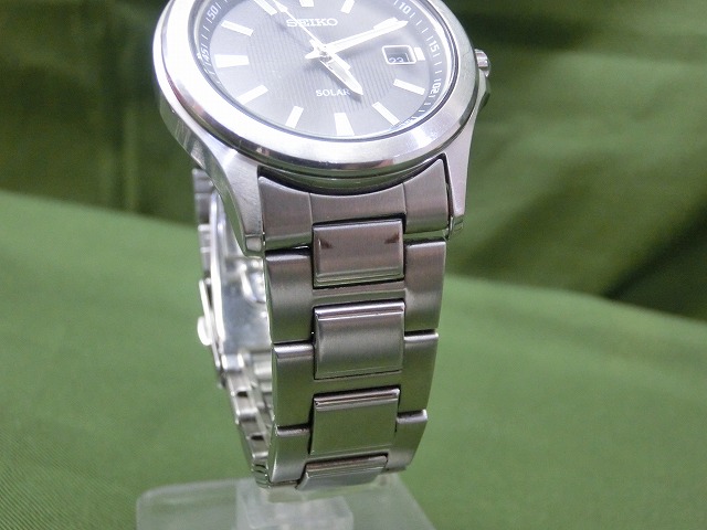 【美品】セイコー ソーラー デイト SS 黒文字盤 QZ クォーツ メンズ 腕時計 V147-0AR0